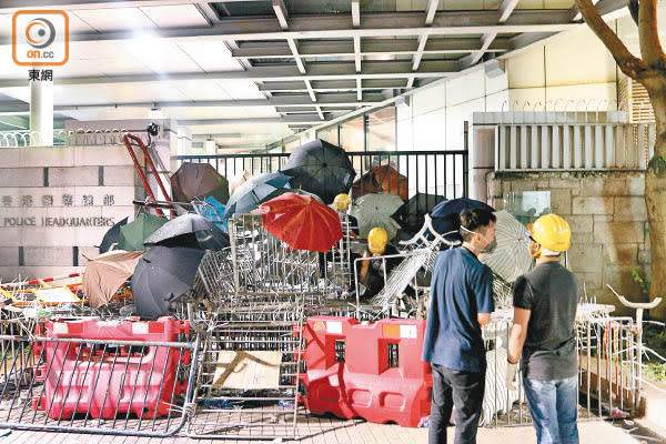 警總出入口被鐵馬及雨傘陣阻塞。（梁穎福攝）