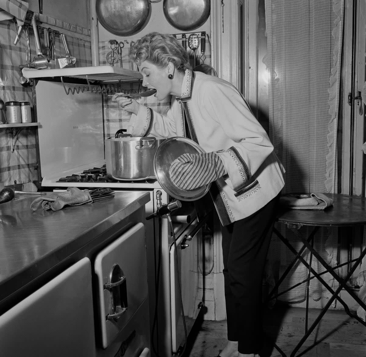 From peeling garlic cloves to slicing tomatoes, these kitchen hacks will upgrade your home cooking  (Photo by John Pratt/Keystone Features/Hulton Archive/Getty Images)