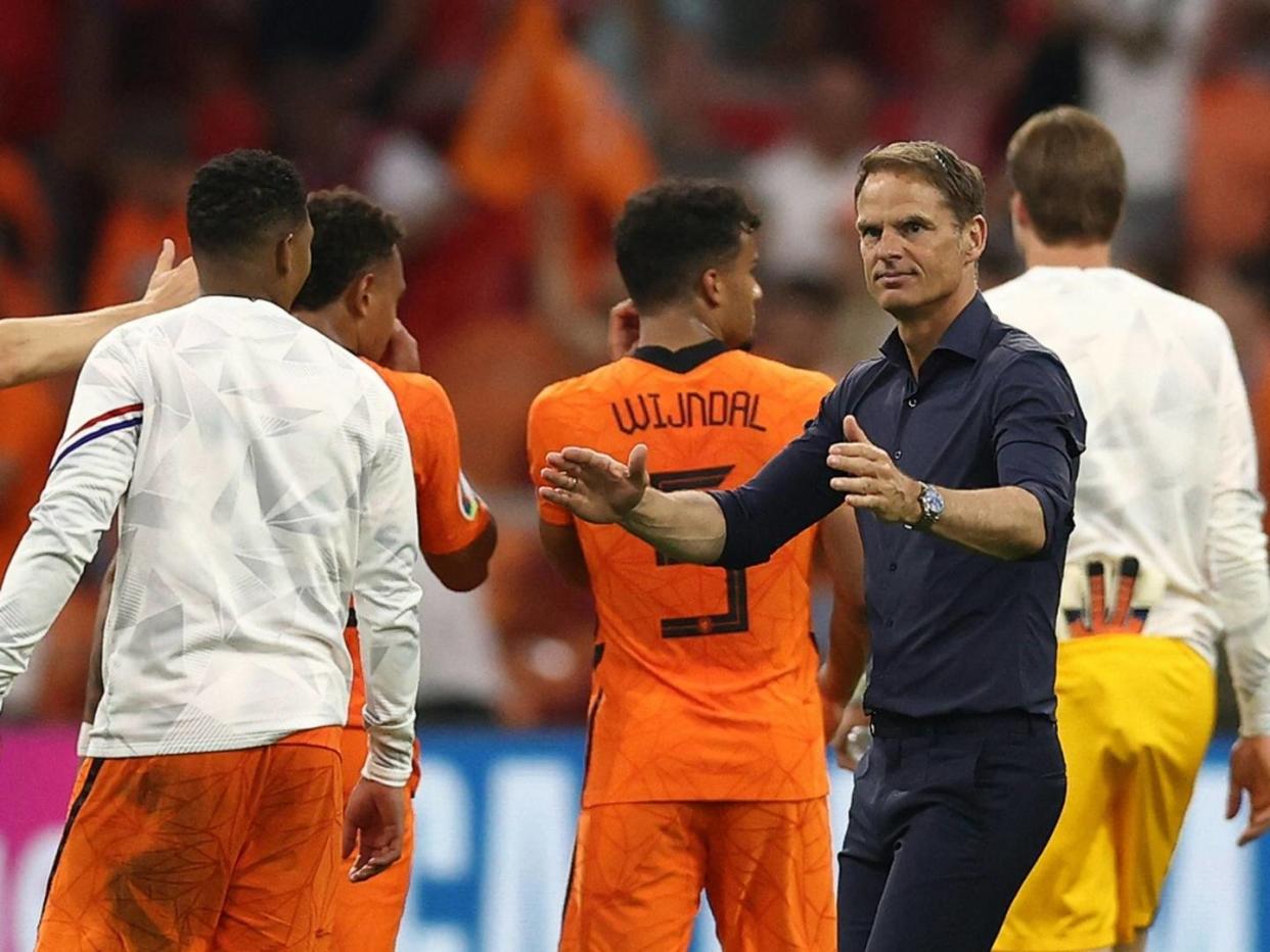 Oranje: De Boer setzt weiter auf Dreierkette