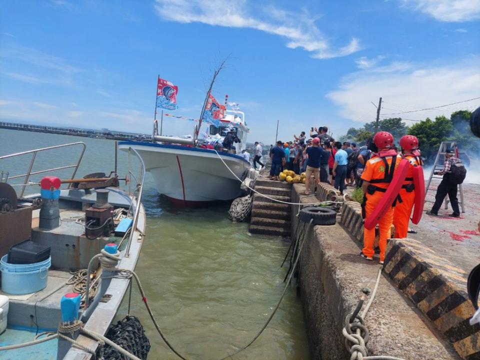 海巡署第8岸巡隊派出7名擁有水生救生員執照的同仁，維護現場民眾安全。（記者彭新茹攝）