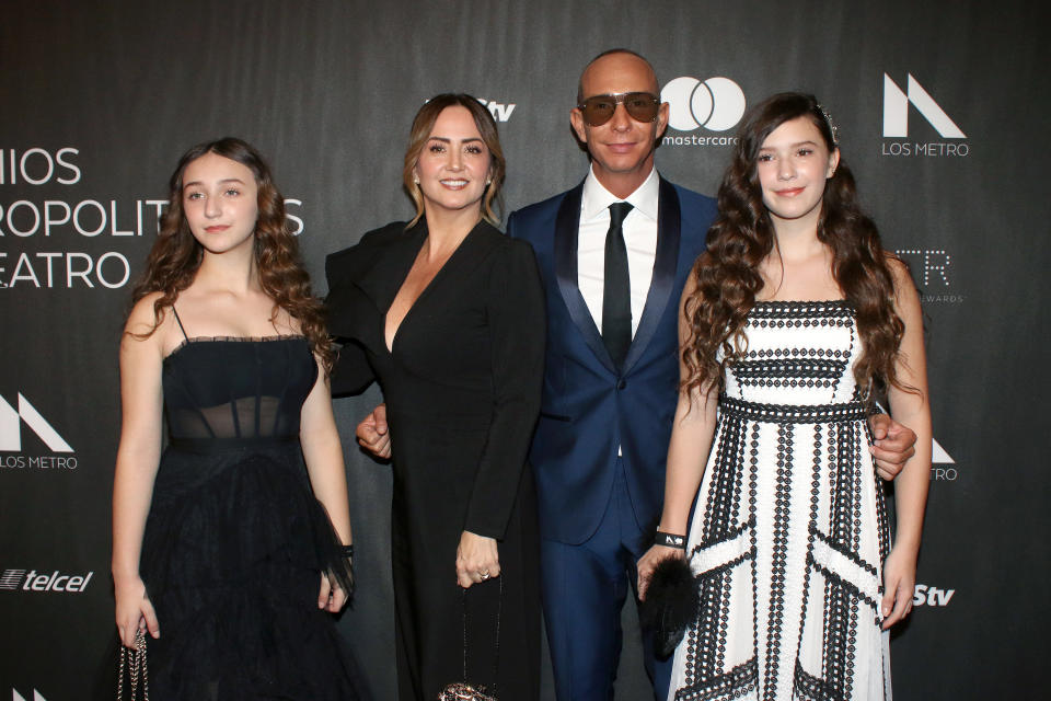 MEXICO CITY, MEXICO - AUGUST 21: Nina Rubín Legarreta, Andrea Legarreta, Erik Rubín and Mia Rubín Legarreta poses for photos during the blue carpet of the Premios Metropolitanos de Teatro 2019 at Plaza Carso on August 21, 2019 in Mexico City, Mexico. (Photo by Adrián Monroy/Medios y Media/Getty Images)