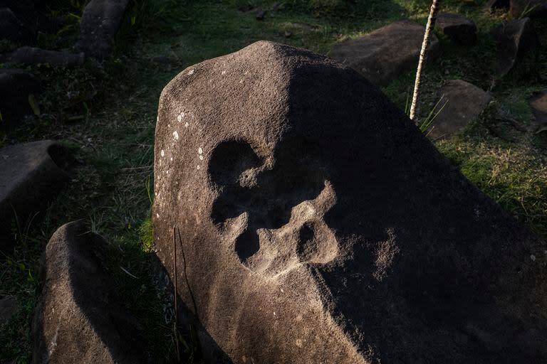 La piedra Tapak Maung, con forma de huella de tigre, en el sitio de la pirámide Gunung Padang en Cianjur, Java Occidental, Indonesia, el 22 de diciembre de 2023. 