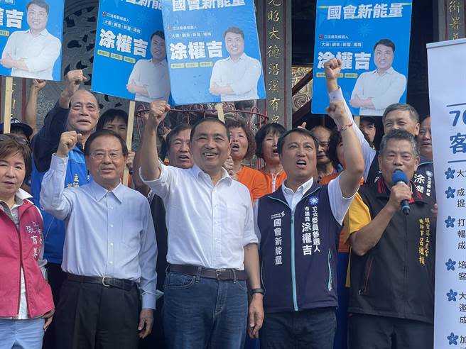 國民黨總統參選人侯友宜（中）批評賴清德，別為選舉騙選票。（呂筱蟬攝）