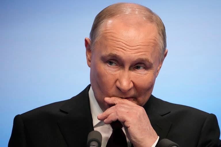 El presidente de Rusia, Vladímir Putin, habla durante una visita a su sede de campaña tras las elecciones presidenciales rusas en Moscú, Rusia, la madrugada del lunes 18 de marzo de 2024