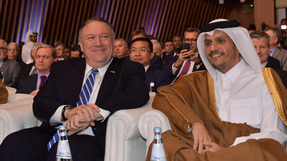 Mike Pompeo (izq.) en Qatar