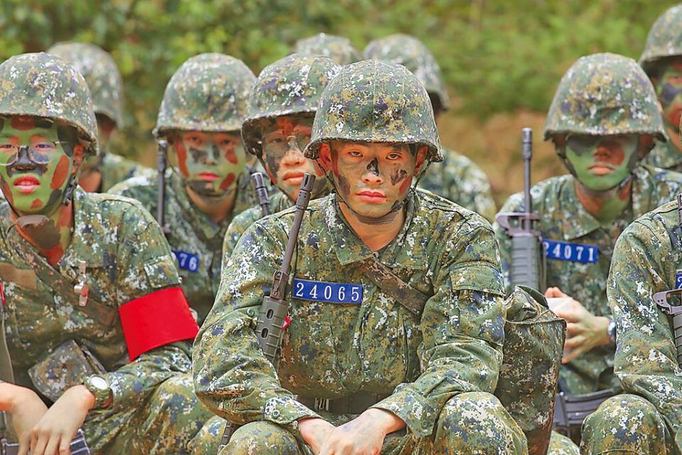 義務役入伍訓練期末鑑測，在台中成功嶺進行人員偽裝、戰術行軍狀況演練、震撼教育等項目。（本報資料照片）