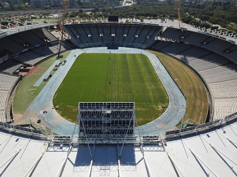 El partido más importante del fútbol nacional tendrá lugar en un estadio grande pero en una cancha en estado regular; la demora en el resembrado se debió una especulación sobre un encuentro, Instituto vs. River, que finalmente no tuvo lugar en el Kempes.