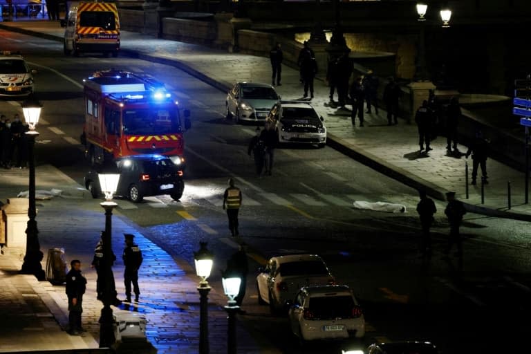 Investigation de la police sur les lieux où deux personnes ont été tuées par la police à Paris sur le Pont Neuf le 25 avril 2022 
 - Ludovic MARIN © 2019 AFP