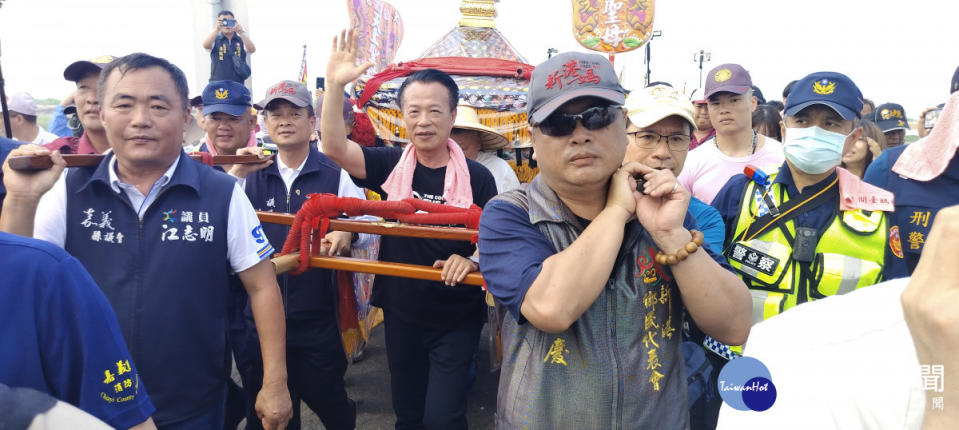 大甲媽鑾轎抵達嘉義縣，縣長翁章梁到雲嘉交界崙子橋接駕/陳致愷攝影