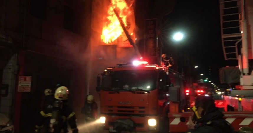 高雄鳳山五甲地區發生重大火警，釀成3死1命危的悲劇。   圖：民眾提供