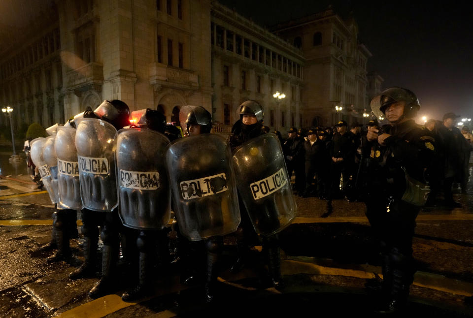 Policías antimotines toman posición en la plaza de la Constitución ante los actos violentos en una manifestación en Ciudad de Guatemala el lunes 9 de octubre de 2023. Las protestas en respaldo del presidente electo Bernardo Arévalo reclaman por las acciones de la fiscalía y judiciales contra su partido para suspenderlo por presuntamente haberse constituido con firmas falsas. (AP Foto/Moisés Castillo)