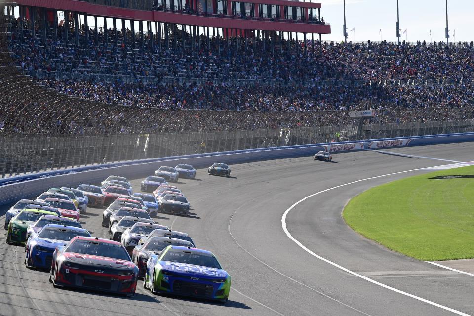 Tyler Reddick (8) y Erik Jones (43) lideran el campo durante un reinicio en el Auto Club Speedway el 27 de febrero de 2022.