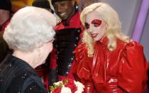 Das einzig Auffällige bei ihrem Aufeinandertreffen mit der Queen 2009 war ihr rotes Lackkleid (immerhin hochgeschlossen) in Kombination mit einer Kriegsbemalung um die Augen. Ansonsten zeigte sich die Pop-Ikone zurückhaltend: Sie verzichtete auf provokante Darbietungen und verbeugte sich sogar brav vor der Königin. (Bild: Leon Neal/ WPA Pool /Getty Images)