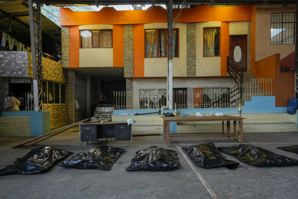 Bolsas con cadáveres de personas que murieron en un deslizamiento causado por fuertes lluvias, en El Placer, Ecuador, el 17 de junio del 2024. (Foto AP/Dolores Ochoa)