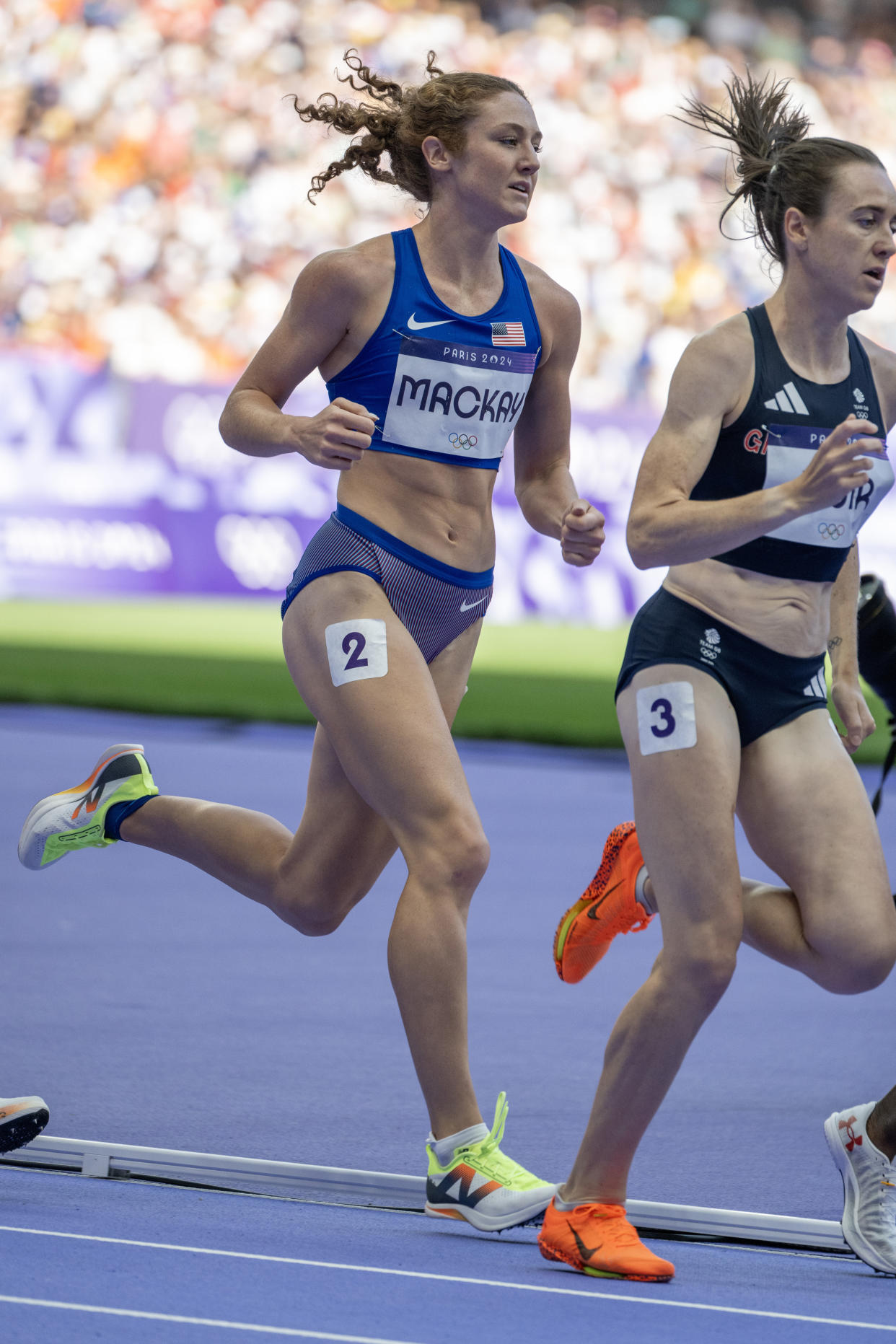 Emily Mackay, de Estados Unidos, mientras da zancada durante una eliminatoria de 1500 metros femeninos en el Stade de France durante los Juegos Olímpicos de París, el 6 de agosto de 2024. (James Hill/The New York Times).