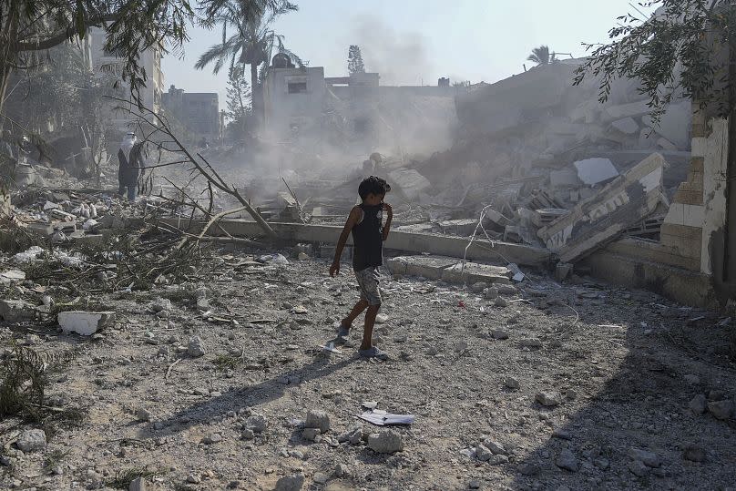 Un niño palestino pasa junto a los escombros de una escuela destruida en un ataque aéreo israelí en Deir al-Balah, 27 de julio de 2024.