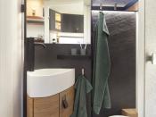 En el baño la pared lateral se puede desplegar con el objetivo de guardar el lavabo y que haya más espacio.<br><br>Foto:<a href="https://www.hymer.com/en/" rel="nofollow noopener" target="_blank" data-ylk="slk:Hymer;elm:context_link;itc:0;sec:content-canvas" class="link "> Hymer</a>