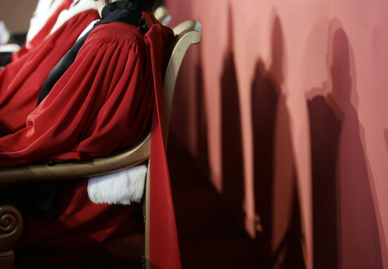 L'ombre des magistrats se reflète dans la grande salle de l'Ecole Nationale de la Magistrature de Bordeaux, en février 2006. - JEAN-PIERRE MULLER / AFP