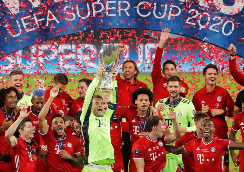 El arquero del Bayern Munich, Manuel Neuer, levanta el trofeo y celebra junto a sus compañeros tras ganar la Supercopa europea luego de vencer al Sevilla de España, en el Puskas Arena, en Budapest, Hungría