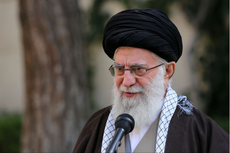 El ayatollah Ali Khamenei ordenó a las fuerzas armadas que asistan al personal médico en la lucha contra el brote