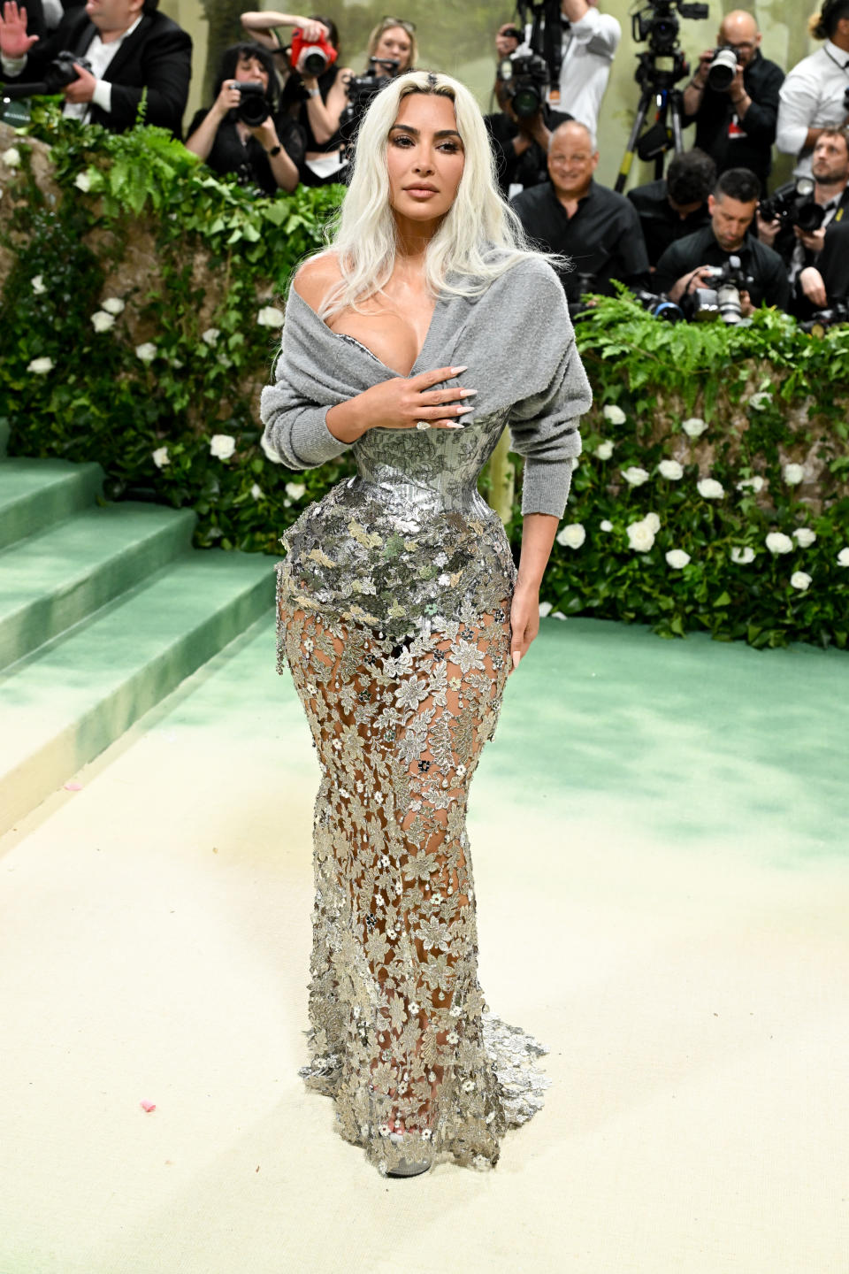Met  Gala紅毯嬌點：Kim Kardashian選穿John Galliano特別訂製的銀色緊身胸衣連身裙登場。 (Photo by Gilbert Flores/Variety via Getty Images)