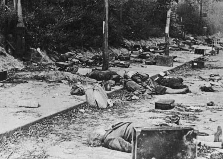 Bodies lie in the street after an air raid on Hamburg, likely in July 1943. <em>Bundesarchiv</em>