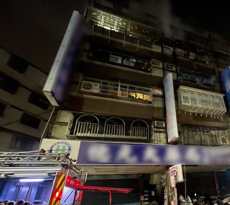 三重一棟公寓今凌晨發生火警，警消到場搶救。（圖／翻攝畫面）