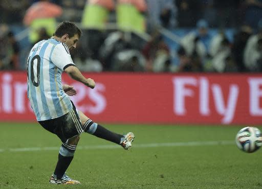 El argentino Lionel Messi anota en la definición por penales de la semifinal del Mundial de Brasil contra Holanda el 9 de julio de 2014 en Sao Paulo (AFP | Juan Mabromata)