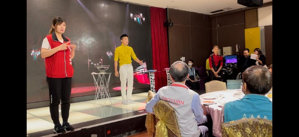 梅門工作坊張慶州魔術表演，其中一位表演成員張道順，國中階段也曾是聽障夏令營學員