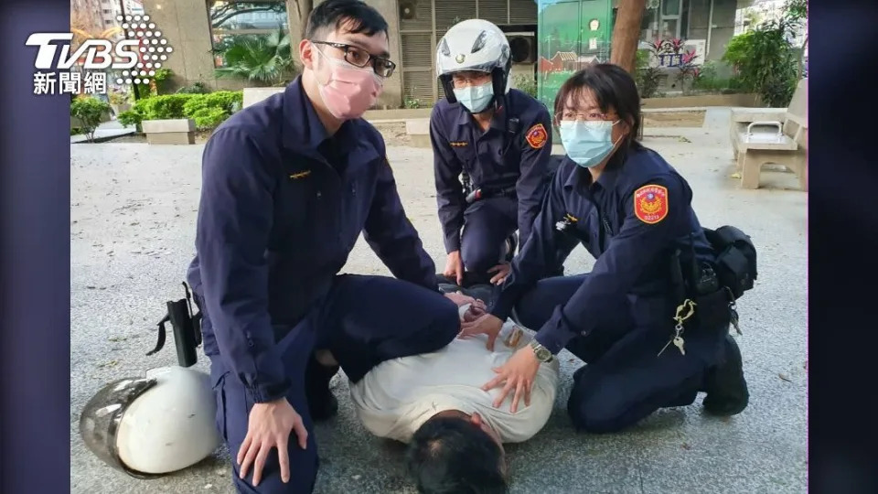 菜鳥女警制伏逃逸移工。（圖／TVBS）