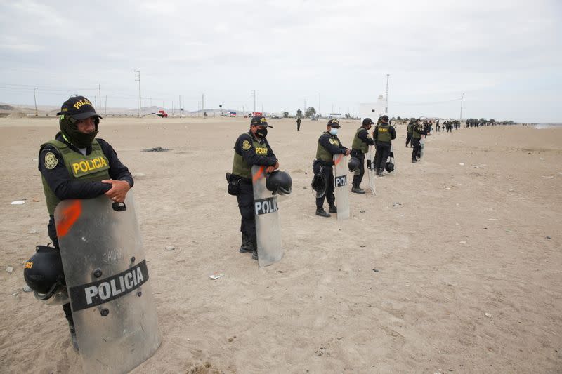 Policías hacen guardia para evitar manifestaciones de trabajadores de empresas agroexportadoras sobre un acuerdo de reforma al sector y abordar sus quejas por malos salarios, en Villacuri, Perú