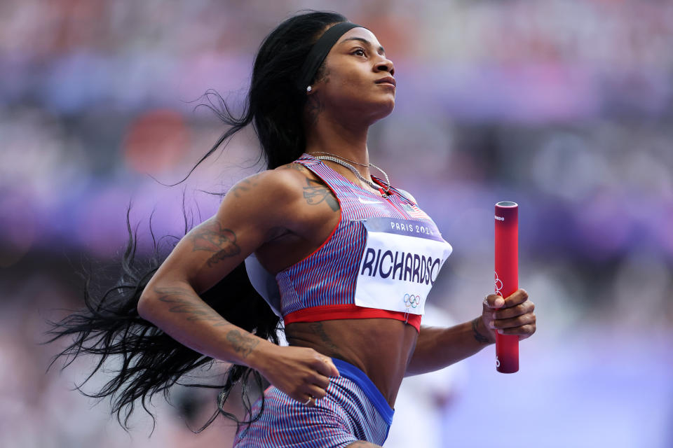 PARIS, PRANCIS - 08 AGUSTUS: Sha'carri Richardson dari Tim Amerika Serikat berlaga di Putaran 1 Estafet 4 x 100m Putri pada hari ketiga belas Olimpiade Paris 2024 di Stade de France pada 08 Agustus 2024 di Paris, Prancis. (Foto oleh Hannah Peters/Getty Images)