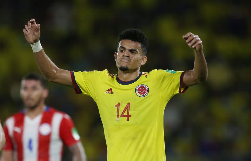 Foto de archivo. El delantero colombiano Luis Díaz levanta los brazos en un partido contra Paraguay por la eliminatoria sudamericana al Mundial en el estadio Metropolitano de Barranquilla