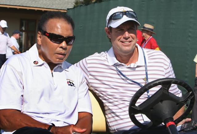 Azinger speaks with former boxer Muhammad Ali during practice at Valhalla