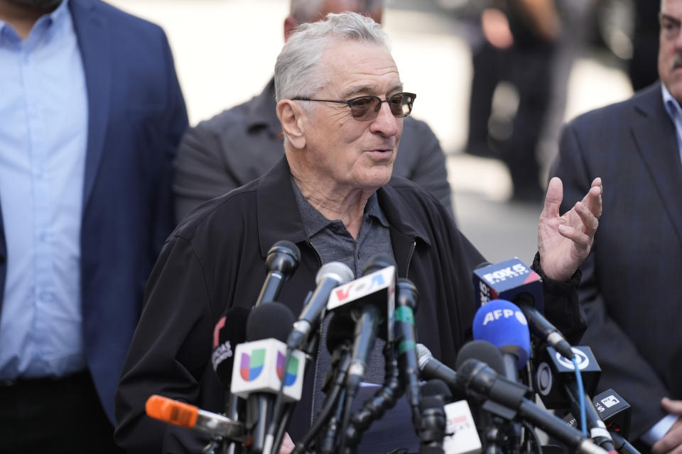 Robert De Niro habla con reporteros en apoyo al presidente Joe Biden, al otro lado de la calle del tribunal de Nueva York donde se desarrolla un juicio penal contra el expresidente Donald Trump, el martes 28 de mayo de 2024. (AP Foto/Seth Wenig)