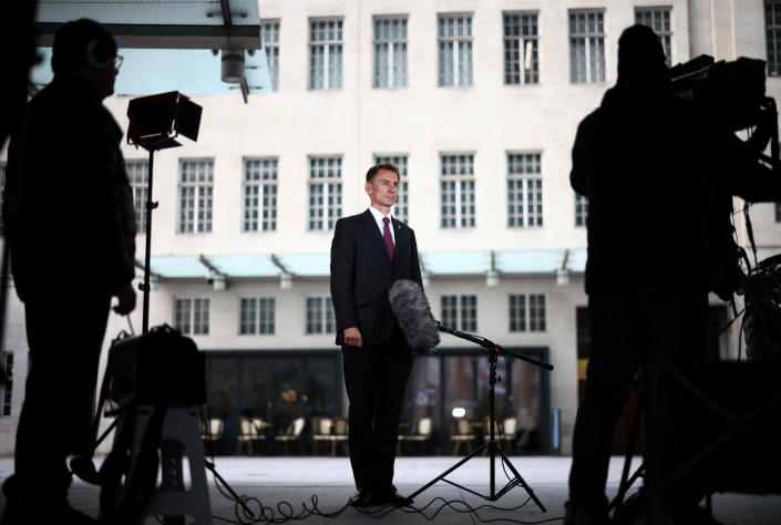 FTSE  British Chancellor of the Exchequer Jeremy Hunt talks to a television crew outside the BBC headquarters in London, Britain November 18, 2022. REUTERS/Henry Nicholls