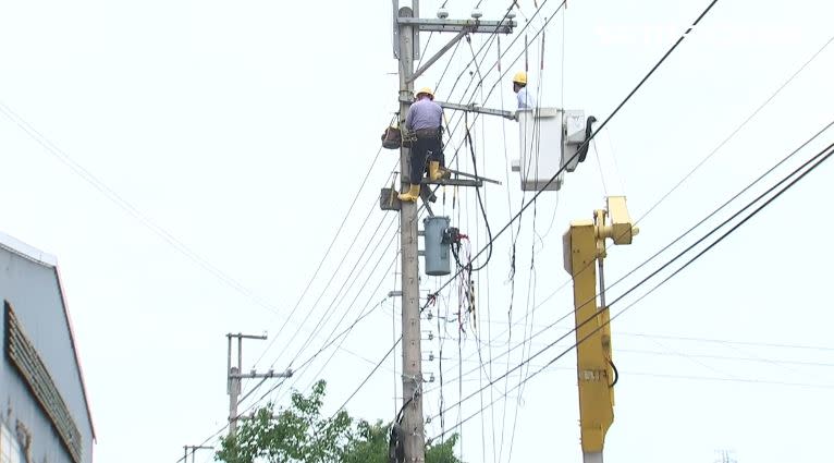 郭智輝陪同行政院長卓榮泰視察「台電公司桃園區處穩定供電作業」。