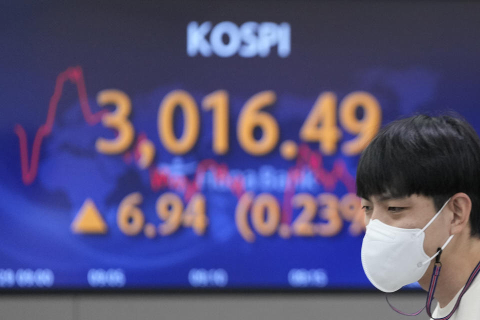 A currency trader watches computer monitors near the screen showing the Korea Composite Stock Price Index (KOSPI) at a foreign exchange dealing room in Seoul, South Korea, Friday, Oct. 29, 2021. Asian shares slipped on Friday, despite recent signs of optimism about the global economy, including recent rallies on Wall Street.(AP Photo/Lee Jin-man)