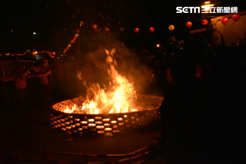 馬祖北竿擺暝文化祭中的「燒馬糧」。（圖／記者陳慈鈴攝影）