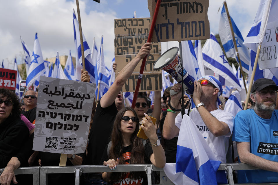 Manifestantes israelíes protestan contra la reforma judicial del primer ministro, Benjamin Netanyahu, ante el parlamento en Jerusalén, el lunes 27 de marzo de 2023. (AP Foto/Ohad Zwigenberg)