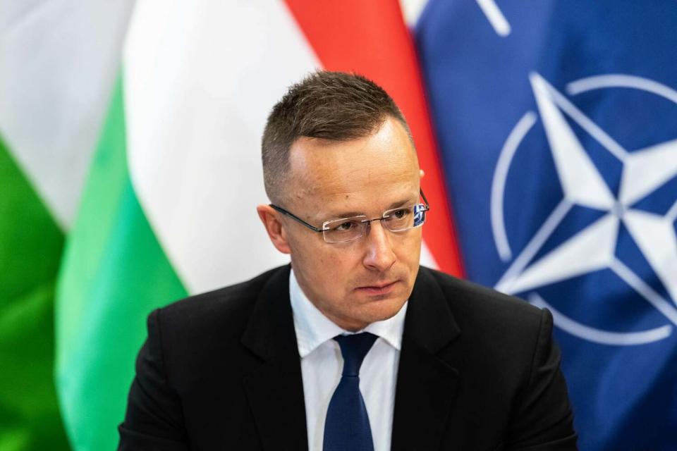 匈牙利外交部長西雅爾多（Peter Szijjarto）強調在烏克蘭將該銀行從「戰爭資助者」名單中刪除之前，匈方不會同意歐盟向烏克蘭提供更多軍事援助助。   擷取自Peter Szijjarto的臉書