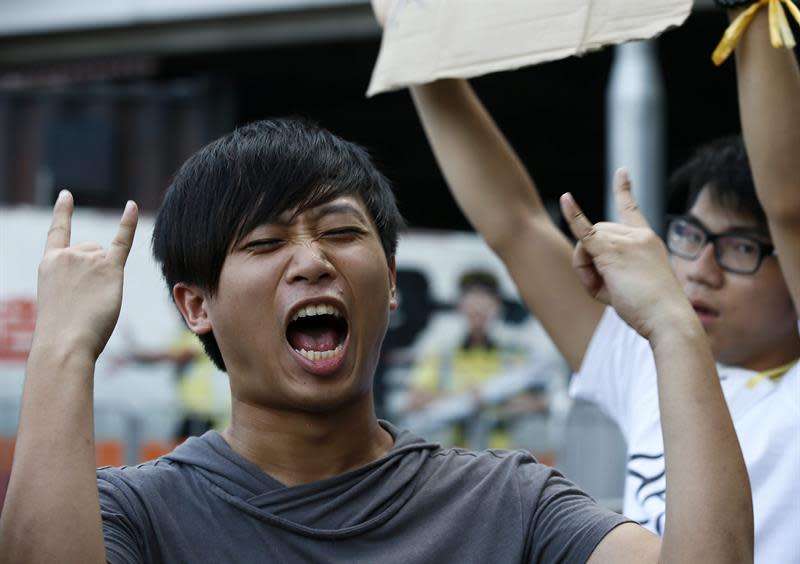 Un manifestante grita consignas cerca del lugar donde se iza la bandera por el Día Nacional de China. EFE/DENNIS M. SABANGAN