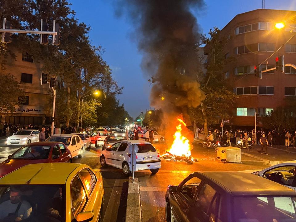 Una motocicleta policial arde durante una protesta por la muerte de Mahsa Amin en Teherán (vía REUTERS)