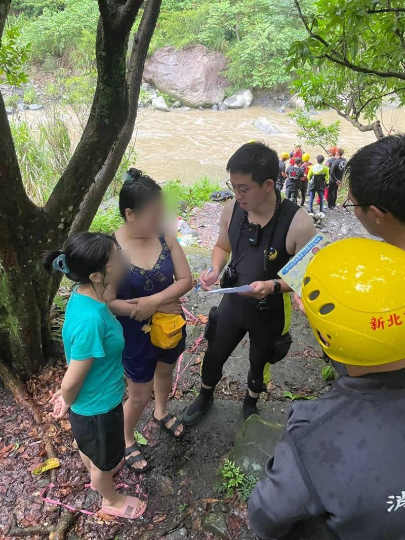 針對2名移工開水域安全勸導單。（圖／翻攝畫面）