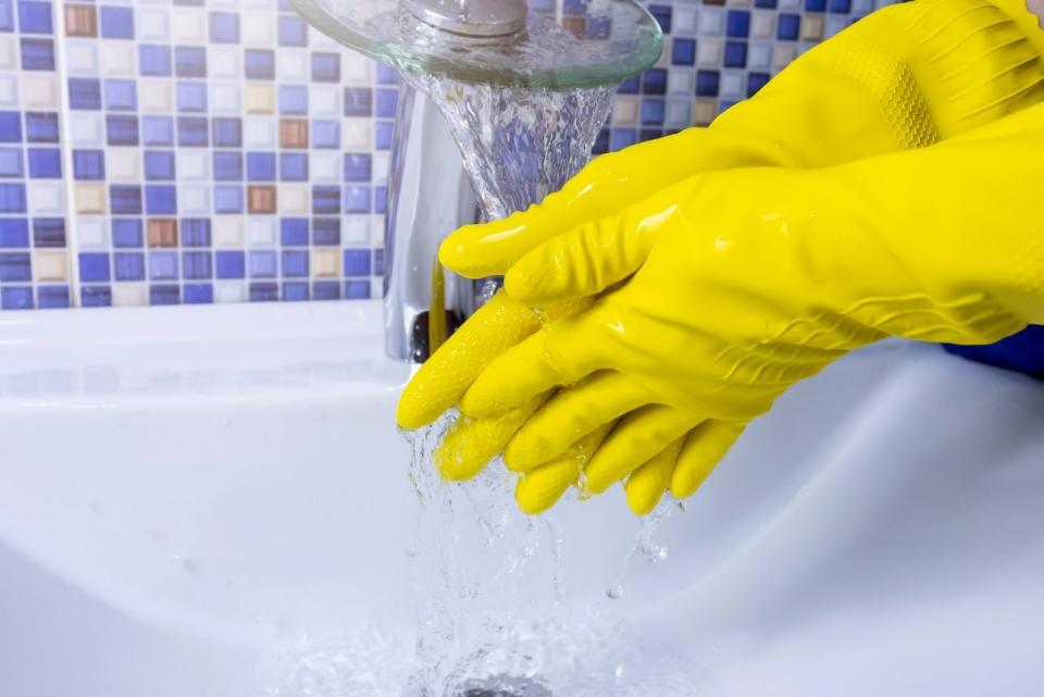 使用漂白水時最好戴著橡膠手套。（示意圖與本文無關／pixabay）