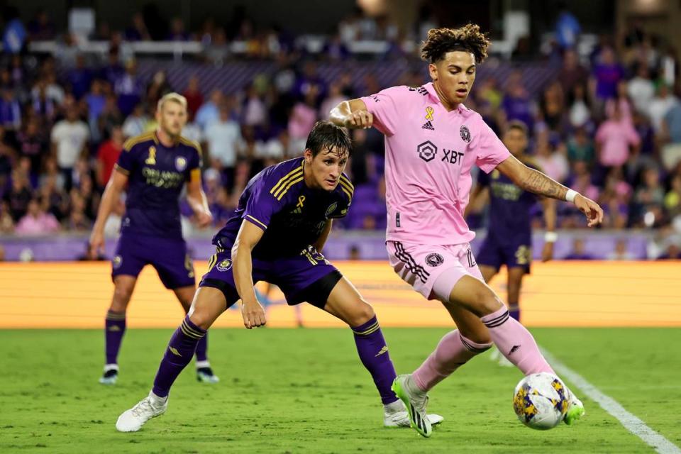 El jugador del Inter Miami David Ruiz (der.) trata de superar la marca de Rodrigo Schlegel, de Orlando Ciyt, en el partido celebrado el 24 de septiembre de 2023 en Orlando, Florida.