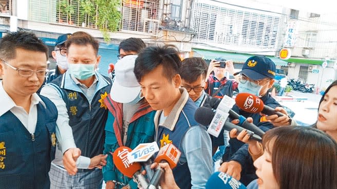 狠心放火燒死越南籍黃姓按摩女的蘇男（白帽者）遭警方帶回偵辦。（戴上容攝）