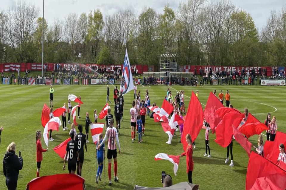 Sunderland Women's players enter the field ahead of their game with Charlton <i>(Image: Joshua Nichol)</i>