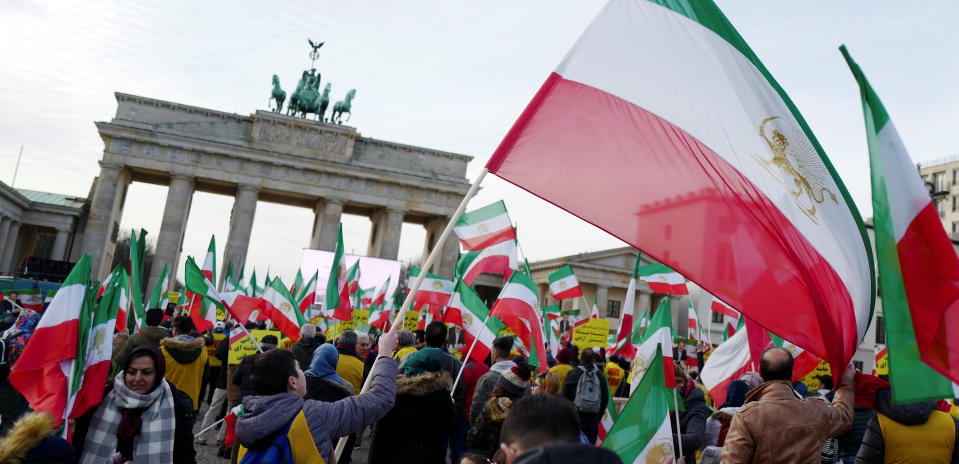 <p>People demonstrate in front of the Brandenburg Gate to support protests across Iran, in Berlin, Germany, Jan. 6, 2018. (Photo: Hannibal Hanschke/Reuters) </p>