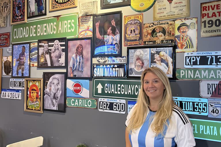 María Iraola, en el restaurante argentino Las Olas, donde los que llegaban para cenar con la camiseta argentina tenían descuento.